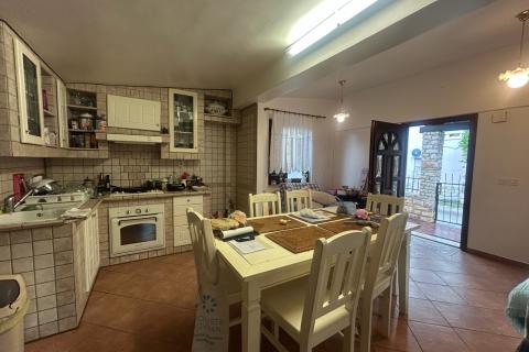 Poreč, okolica - kuća od tri dijela sa dvorištem 