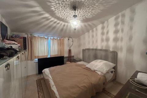 Poreč, okolica - kuća od tri dijela sa dvorištem 