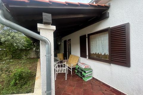 Poreč, okolica - kuća od tri dijela sa dvorištem 