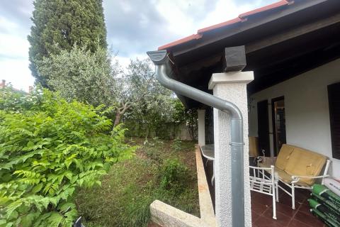 Poreč, okolica - kuća od tri dijela sa dvorištem 