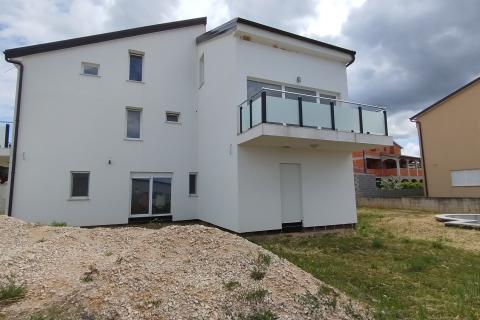 Višnjan, zgrada s četiri stana