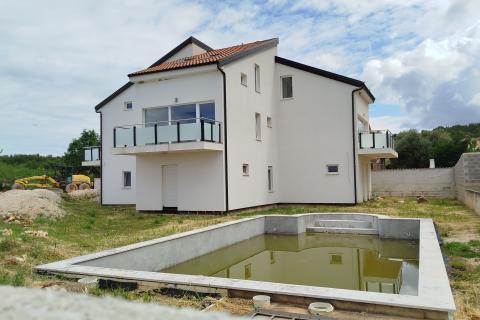 Višnjan, zgrada s četiri stana