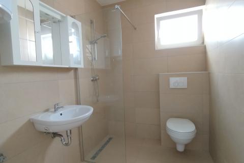 Višnjan, zgrada s četiri stana