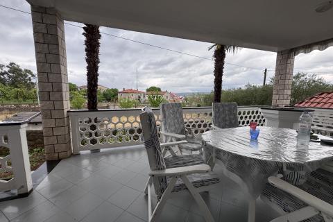 OTOK KRK-MALINSKA ,kuća sa 5 apartman 100 metara do mora