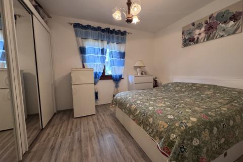 OTOK KRK-MALINSKA ,kuća sa 5 apartman 100 metara do mora