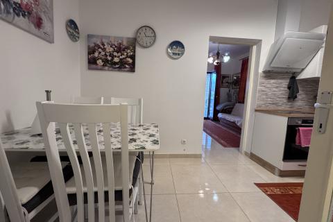 OTOK KRK-MALINSKA ,kuća sa 5 apartman 100 metara do mora