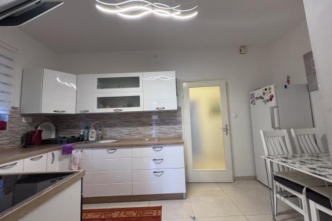 OTOK KRK-MALINSKA ,kuća sa 5 apartman 100 metara do mora