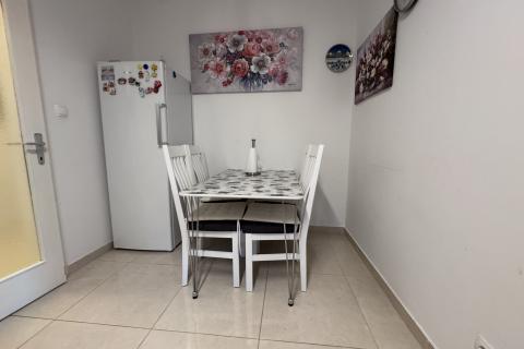 OTOK KRK-MALINSKA ,kuća sa 5 apartman 100 metara do mora