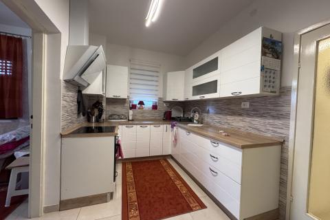 OTOK KRK-MALINSKA ,kuća sa 5 apartman 100 metara do mora