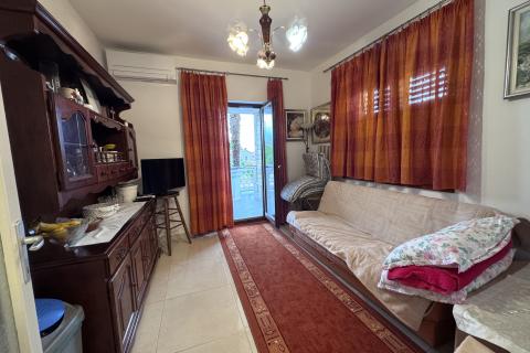 OTOK KRK-MALINSKA ,kuća sa 5 apartman 100 metara do mora