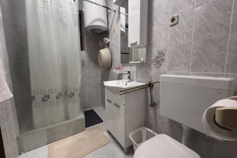 OTOK KRK-MALINSKA ,kuća sa 5 apartman 100 metara do mora