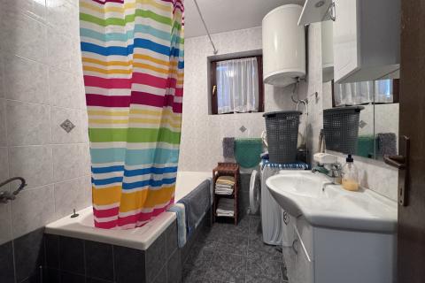 OTOK KRK-MALINSKA ,kuća sa 5 apartman 100 metara do mora