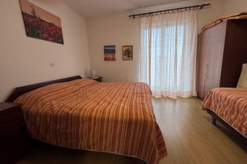OTOK KRK-MALINSKA ,kuća sa 5 apartman 100 metara do mora