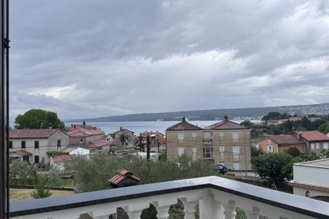 OTOK KRK-MALINSKA ,kuća sa 5 apartman 100 metara do mora