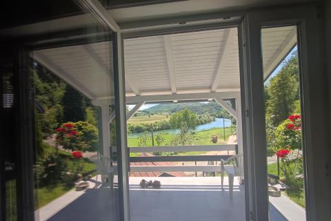 Karlovac-okolica,kuća kod rijeke Korane