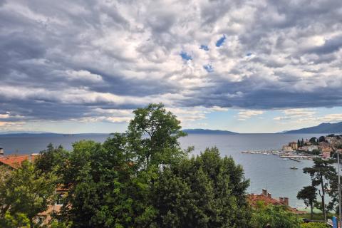 OPATIJA,VOLOSKO- NOVOGRADNJA, stan s bazenom i pogledom na more