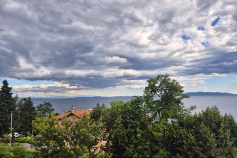 OPATIJA,VOLOSKO- NOVOGRADNJA, stan s bazenom i pogledom na more