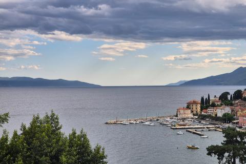 OPATIJA,VOLOSKO- NOVOGRADNJA, stan s bazenom i pogledom na more