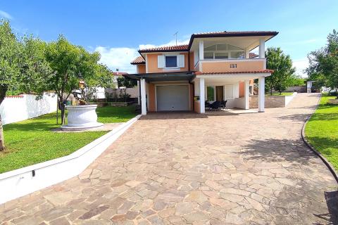 Istra,Lovrečica okolica,kuća s bazenom i apartmanima