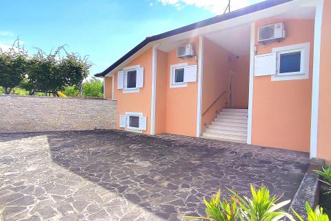 Istra,Lovrečica okolica,kuća s bazenom i apartmanima