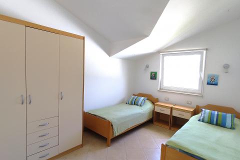 Istra,Lovrečica okolica,kuća s bazenom i apartmanima