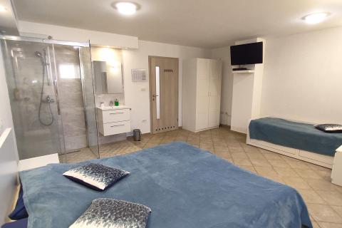 Istra,Lovrečica okolica,kuća s bazenom i apartmanima