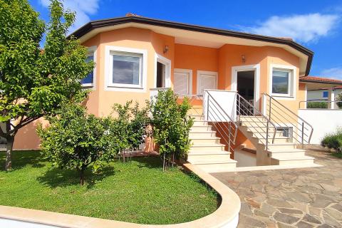 Istra,Lovrečica okolica,kuća s bazenom i apartmanima