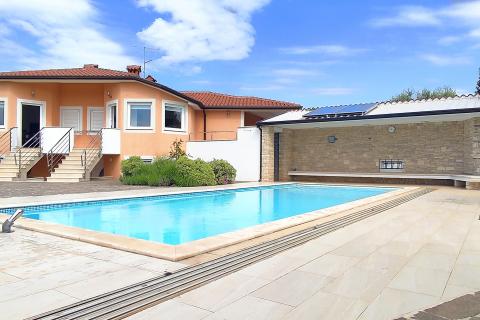 Istra,Lovrečica okolica,kuća s bazenom i apartmanima