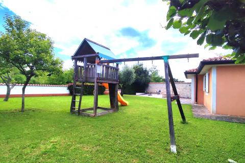 Istra,Lovrečica okolica,kuća s bazenom i apartmanima