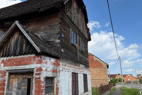 Sisak, Sela - Autohtona kuća s gospodarskom zgradom