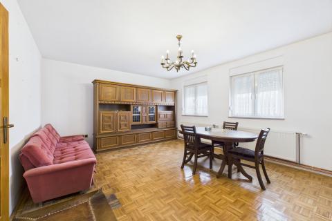 Ivanić-Grad, Kloštar Ivanić, obiteljska kuća, polu-adaptirana