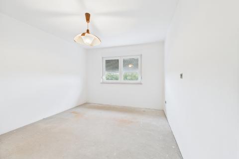 Ivanić-Grad, Kloštar Ivanić, obiteljska kuća, polu-adaptirana