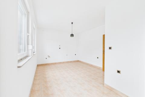 Ivanić-Grad, Kloštar Ivanić, obiteljska kuća, polu-adaptirana