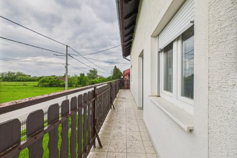 Ivanić-Grad, Kloštar Ivanić, obiteljska kuća, polu-adaptirana