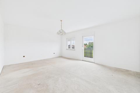 Ivanić-Grad, Kloštar Ivanić, obiteljska kuća, polu-adaptirana