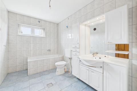 Ivanić-Grad, Kloštar Ivanić, obiteljska kuća, polu-adaptirana