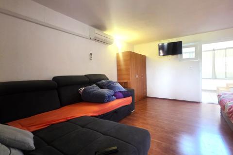 Istra,Kaštel-Kuća u nizu u blizini granice