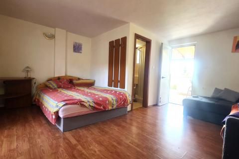 Istra,Kaštel-Kuća u nizu u blizini granice