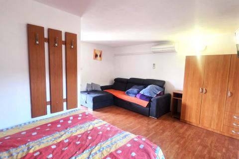 Istra,Kaštel-Kuća u nizu u blizini granice