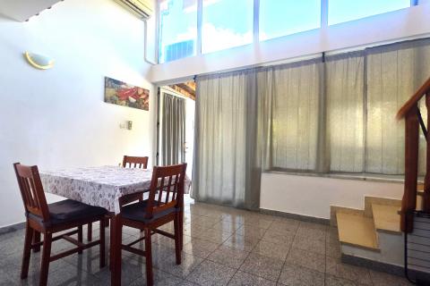 Istra,Kaštel-Kuća u nizu u blizini granice