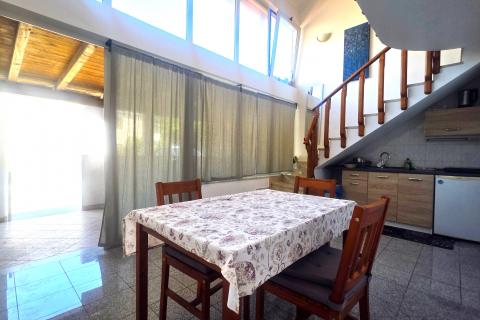 Istra,Kaštel-Kuća u nizu u blizini granice