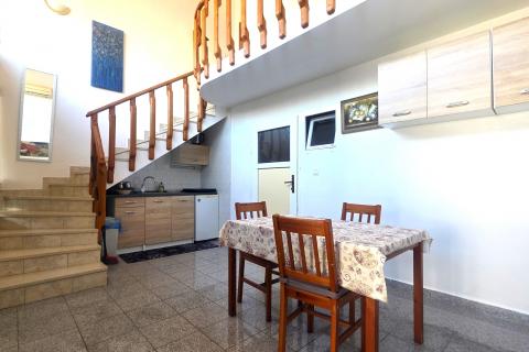 Istra,Kaštel-Kuća u nizu u blizini granice