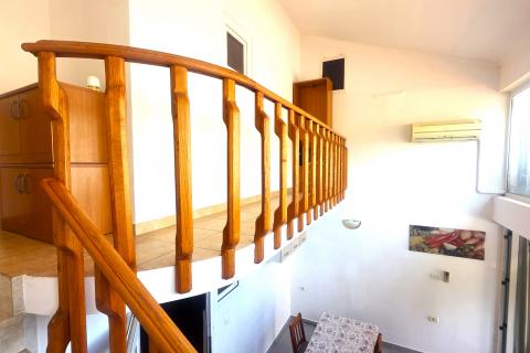 Istra,Kaštel-Kuća u nizu u blizini granice