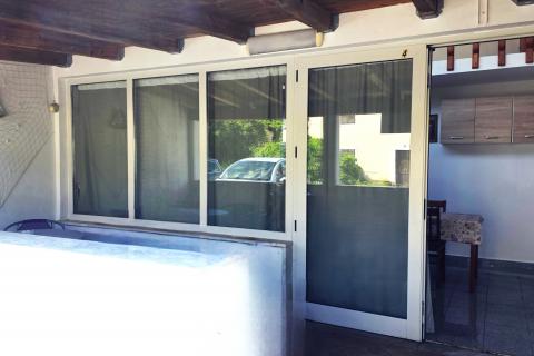 Istra,Kaštel-Kuća u nizu u blizini granice