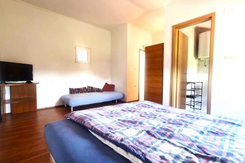 Istra,Kaštel-Kuća u nizu u blizini granice