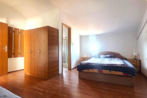 Istra,Kaštel-Kuća u nizu u blizini granice