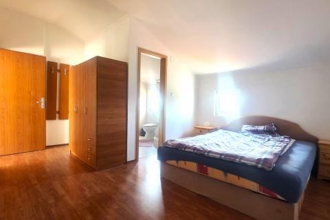 Istra,Kaštel-Kuća u nizu u blizini granice