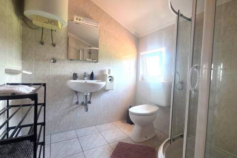 Istra,Kaštel-Kuća u nizu u blizini granice