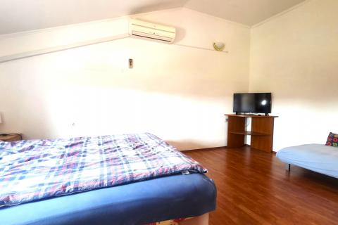 Istra,Kaštel-Kuća u nizu u blizini granice