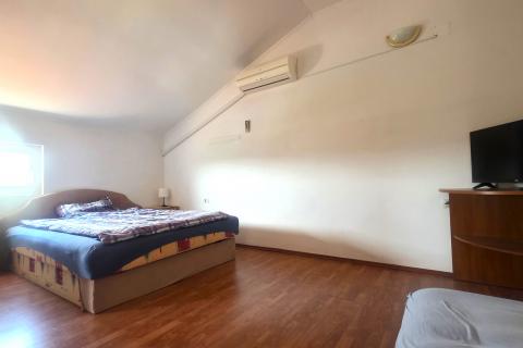 Istra,Kaštel-Kuća u nizu u blizini granice